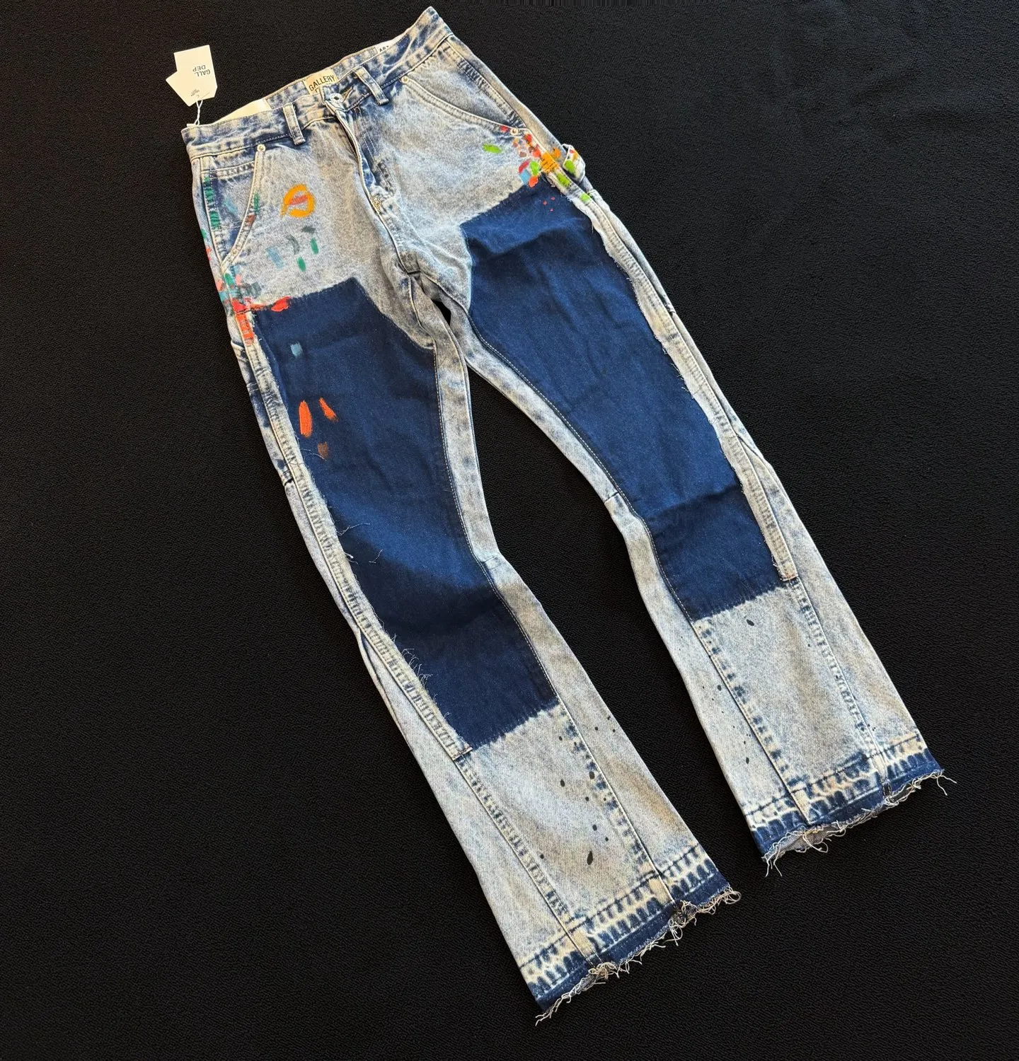 P230 model number: D401 GALLERY DEPT micro-flared distressed distressed jeans, three-dimensional version, loose and comfortable, not picky about body shape, factory precision, original factory quality control, same style for men and women, can be matched with couples, versatile recommendation, must-have denim for all seasons, made of heavy-duty washed pure cotton denim fabric. After washing, it is soft and thick, very stylish when worn. Size: 28, 30, 32, 34, 36 (S-XXL) Color: Splicing Size reference # 28 pants length 100 waist 72 30 pants length 102 waist 76 32 pants length 104 waist 80 34 pants length 106 waist 84 36 pants length 108 waist 88